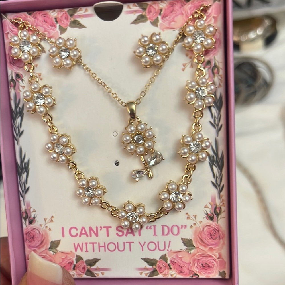 Gold and White Floral Necklace Set for Special Occasions